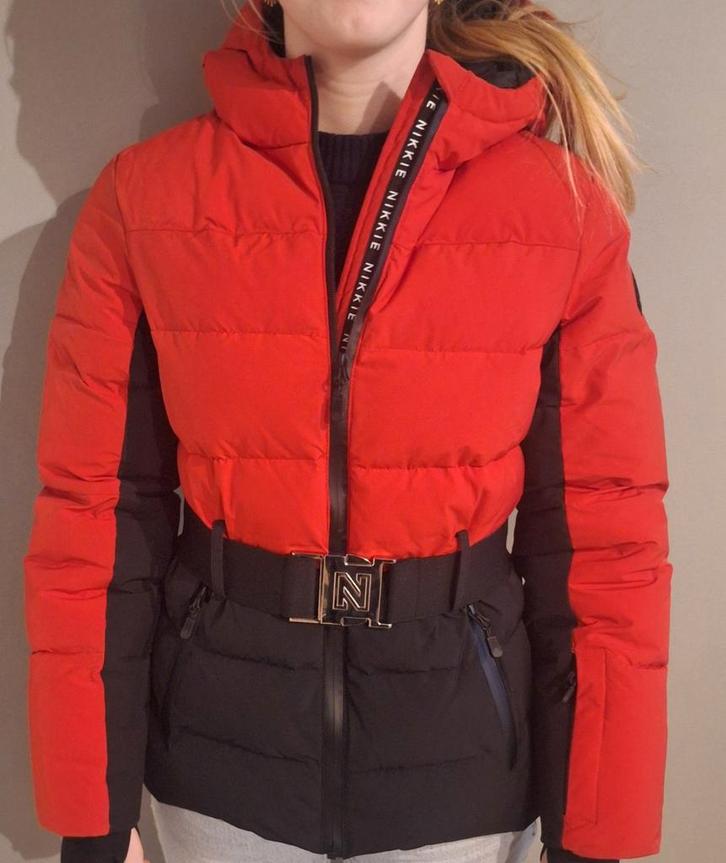 Nette Nikkie ski jas - Zwart/Rood - Maat 36 (S), Kleding | Dames, Wintersportkleding, Zo goed als nieuw, Jack, Maat 36 (S), Ophalen of Verzenden