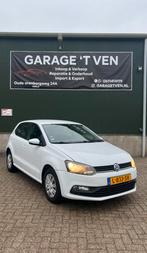 Volkswagen polo 1.0 2014 highline model 6c, Auto's, Volkswagen, Voorwielaandrijving, 40 €/maand, Alcantara, Zwart