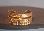 Brede dubbele bewerkte goudkleurige ring met siersteentje, Overige materialen, Ophalen of Verzenden, Zo goed als nieuw, Met edelsteen