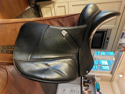 Bates dressuurzadel 17 inch, Dieren en Toebehoren, Paarden en Pony's | Zadels, Zo goed als nieuw, Dressuur, Ophalen of Verzenden