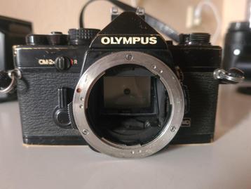 Olympus OM-2n spiegelreflexcamera + flitser + winder