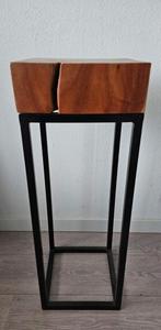 Massieve bijzettafel / zuil in trendy industrieel design., Huis en Inrichting, Woonaccessoires | Zuilen en Pilaren, Ophalen