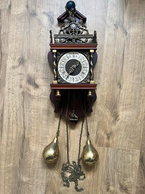 Zaanse Wandklok met Atlas en Spreuk "Nu Elck Syn Sin", Antiek en Kunst, Antiek | Klokken, Ophalen