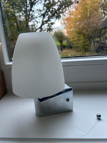 Mooie wandlamp met glazen kap beschikbaar voor biedingen