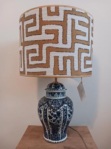 Delfts blauwe vaaslamp met handgemaakte doolhof lampenkap  beschikbaar voor biedingen