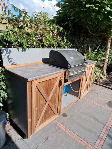 Buitenkeuken met gasbarbecue beschikbaar voor biedingen