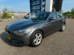 BMW 1-Serie 118I 125KW 5DR Aut8 2012 Grijs, Auto's, Zwart, 4 cilinders, 1290 kg, Origineel Nederlands