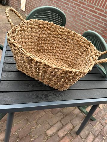 Diverse manden /onder bord beschikbaar voor biedingen