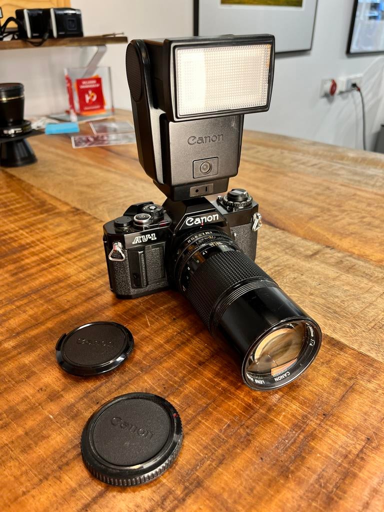 Canon AV-1 + FD 200mm f/4 + flits - Analoge Camera, Ophalen of Verzenden, Gebruikt, Spiegelreflex, Canon