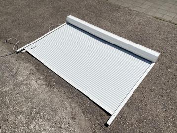 Wit elektrisch rolluik 277 cm x 186,5 cm zo goed als nieuw beschikbaar voor biedingen