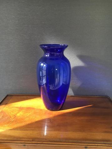 Grote blauwe glazen vaas beschikbaar voor biedingen
