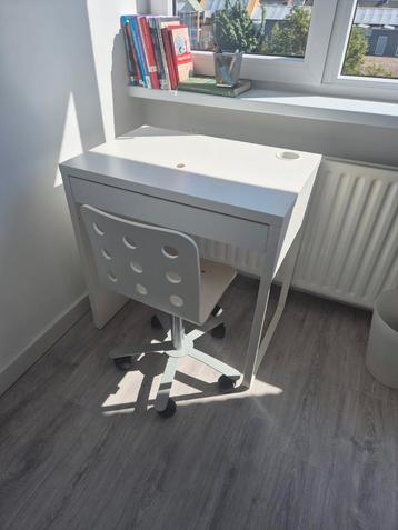 Bureau set met stoel  beschikbaar voor biedingen