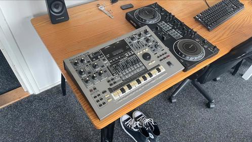 Roland MC505, Muziek en Instrumenten, Synthesizers, Zo goed als nieuw, Overige aantallen, Roland, Met midi-aansluiting, Ophalen