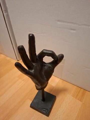 Grappig metalen kunst hand beschikbaar voor biedingen