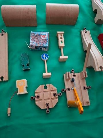 Diverse treinonderdelen hout BRIO treinbaan beschikbaar voor biedingen