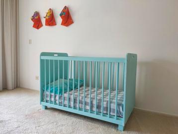 Ledikant met commode en accessoires  beschikbaar voor biedingen