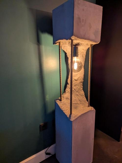 Betonnen lamp staand urban decay, Huis en Inrichting, Lampen | Vloerlampen, Nieuw, Ophalen of Verzenden