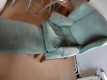 Grote groene leunstoel met voetenbank, fauteuil, leesstoel beschikbaar voor biedingen