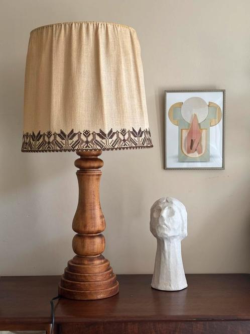 Grote vintage tafellamp, massief houten voet borduurwerk, Huis en Inrichting, Lampen | Tafellampen, Zo goed als nieuw, 50 tot 75 cm