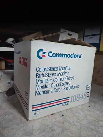 Amiga 500 met 1084s monitor, met dozen beschikbaar voor biedingen