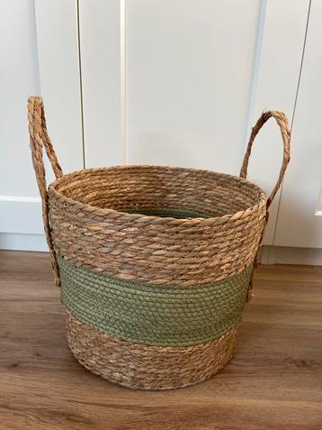 Rieten Mand met Handvatten beschikbaar voor biedingen