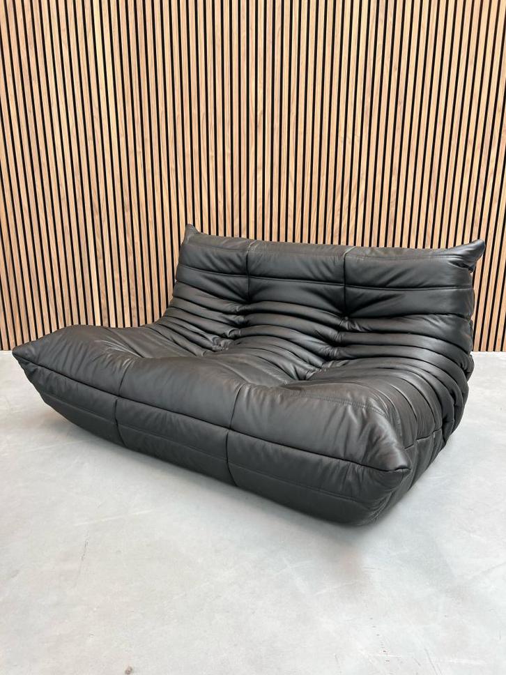 Ligne Roset  Togo - Midnight black tweezits, Antiek en Kunst, Antiek | Meubels | Stoelen en Banken, Ophalen of Verzenden