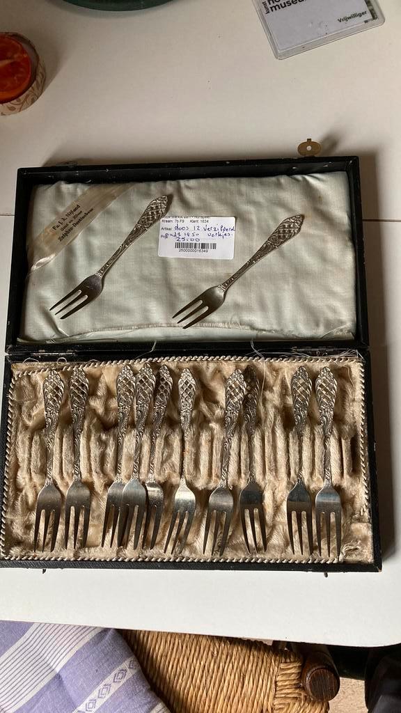 Doos oude gebakvorkjes verzilverd, Antiek en Kunst, Antiek | Bestek, Ophalen of Verzenden