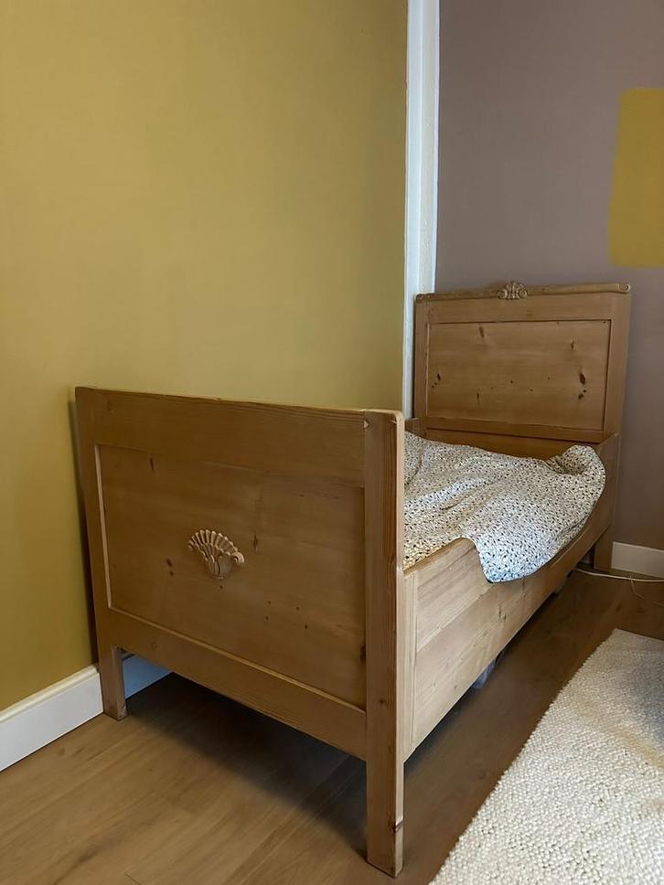 Grenen bed met mooie details + matras (90x180 cm), Kinderen en Baby's, Kinderkamer | Bedden, Zo goed als nieuw, 180 cm of meer