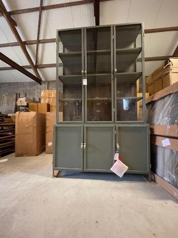 VITRINEKAST groen metaal glas exclusief 142 cm breed actie beschikbaar voor biedingen