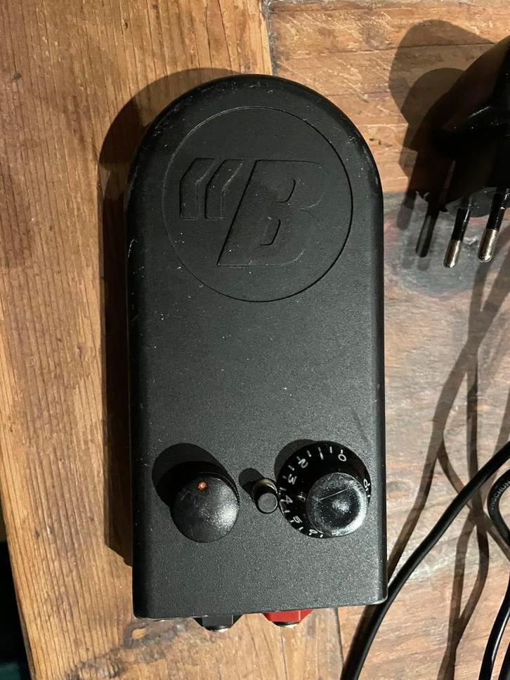 BackBeat: draagbare “personal subwoofer” voor bas (Gen 1), Muziek en Instrumenten, Instrumenten | Toebehoren, Gebruikt, Elektrische basgitaar