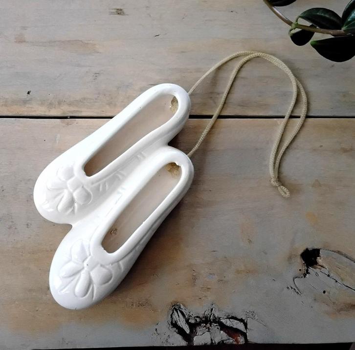 Porseleinen schoentjes met ophangkoordje - ter decoratie, Antiek en Kunst, Curiosa en Brocante, Ophalen of Verzenden