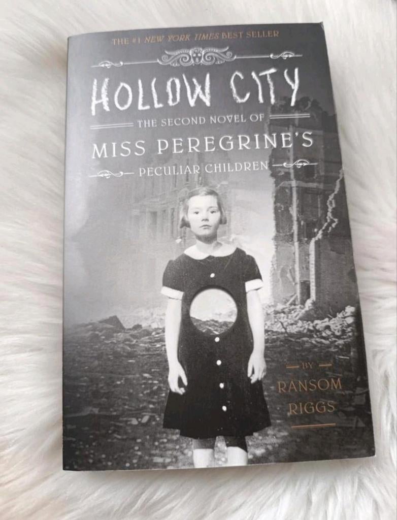 Hollow City - Ransom Riggs - Tweede boek Miss Peregrine, Boeken, Ophalen of Verzenden, Zo goed als nieuw, Ransom Riggs