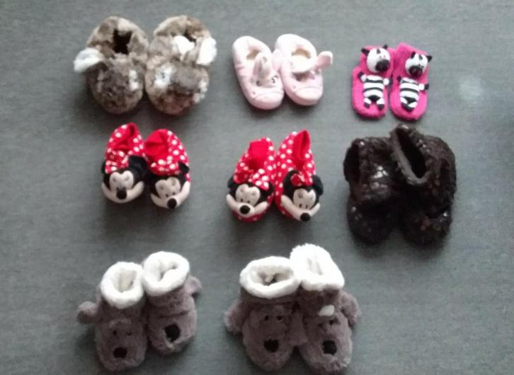 Pantoffels verschillende soorten,, Kinderen en Baby's, Kinderkleding | Schoenen en Sokken, Zo goed als nieuw, Overige typen, Jongen of Meisje