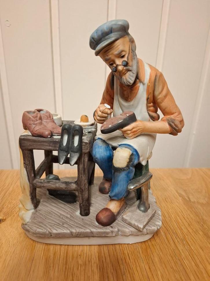 Beeldje 'schoenmaker' van biscuit, Verzamelen, Beelden en Beeldjes, Zo goed als nieuw, Mens, Ophalen of Verzenden
