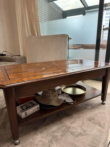 Houten salontafel met legplank beschikbaar voor biedingen