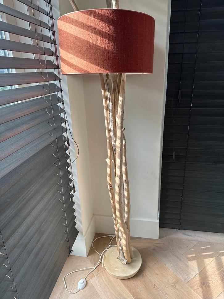 Houten Lamp met Rode Kap, Huis en Inrichting, Lampen | Vloerlampen, Zo goed als nieuw, 150 tot 200 cm, Hout, Ophalen of Verzenden