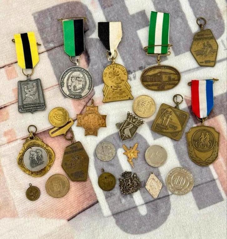 Diverse 22 medaille lintjes munten wielrennen vierdaagse ect, Postzegels en Munten, Penningen en Medailles, Nederland, Ophalen of Verzenden