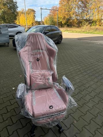Nieuw-Gamestoel-Rose en Zwart/Wit beschikbaar voor biedingen