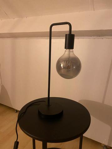 Zwarte lamp beschikbaar voor biedingen