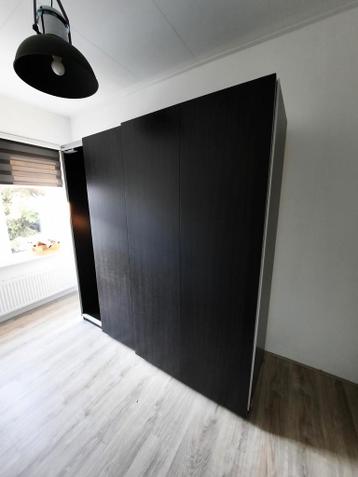 Bruine IKEA Pax kledingkast met schuifdeuren - afbeelding 2