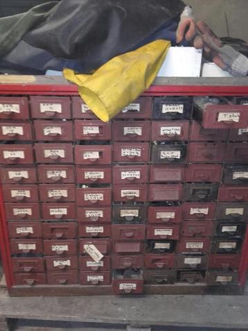 Zeer oude vintage ladenkast apothekerskast beschikbaar voor biedingen
