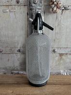 Oude soda spuitfles met mesh draad behuizing, Antiek en Kunst, Curiosa en Brocante, Ophalen of Verzenden