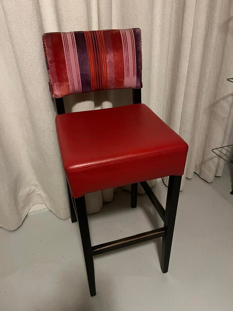 Stijlvolle barkruk met rode zitting, Ophalen, Gebruikt, Eén, Rood