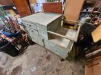 Oude metalen werkbank op wielen – Industrieel vintage, Doe-het-zelf en Verbouw, Werkbanken, Ophalen, Zo goed als nieuw