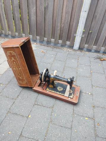 Vintage/ Antieke naaimachine. beschikbaar voor biedingen