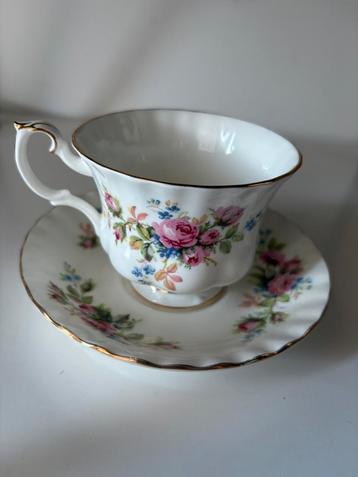 Royal Albert kop en schotel “Moss Rose” beschikbaar voor biedingen