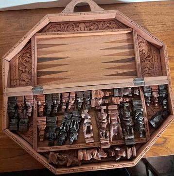 Houten Schaakspel met gesneden stukken.  beschikbaar voor biedingen