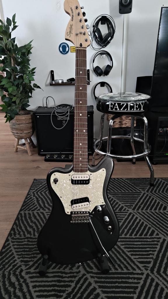 Squier Paranormal Super-Sonic Gitaar, Muziek en Instrumenten, Snaarinstrumenten | Gitaren | Elektrisch, Zo goed als nieuw, Solid body