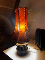 Vintage wagenwiel tafellamp echt lederen kap, Huis en Inrichting, Lampen | Tafellampen, Ophalen of Verzenden, Gebruikt, Hout, Minder dan 50 cm