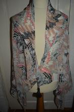 shawl, Nafnaf, ruime shawl met mooi patroon en kwastjes, Nafnaf, Ophalen of Verzenden, Zo goed als nieuw, Sjaal